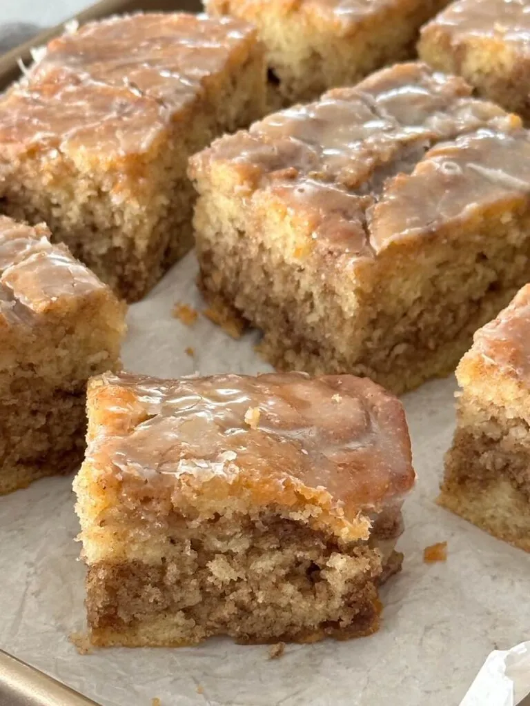 Zimtschneckenkuchen mit Vanilleglasur