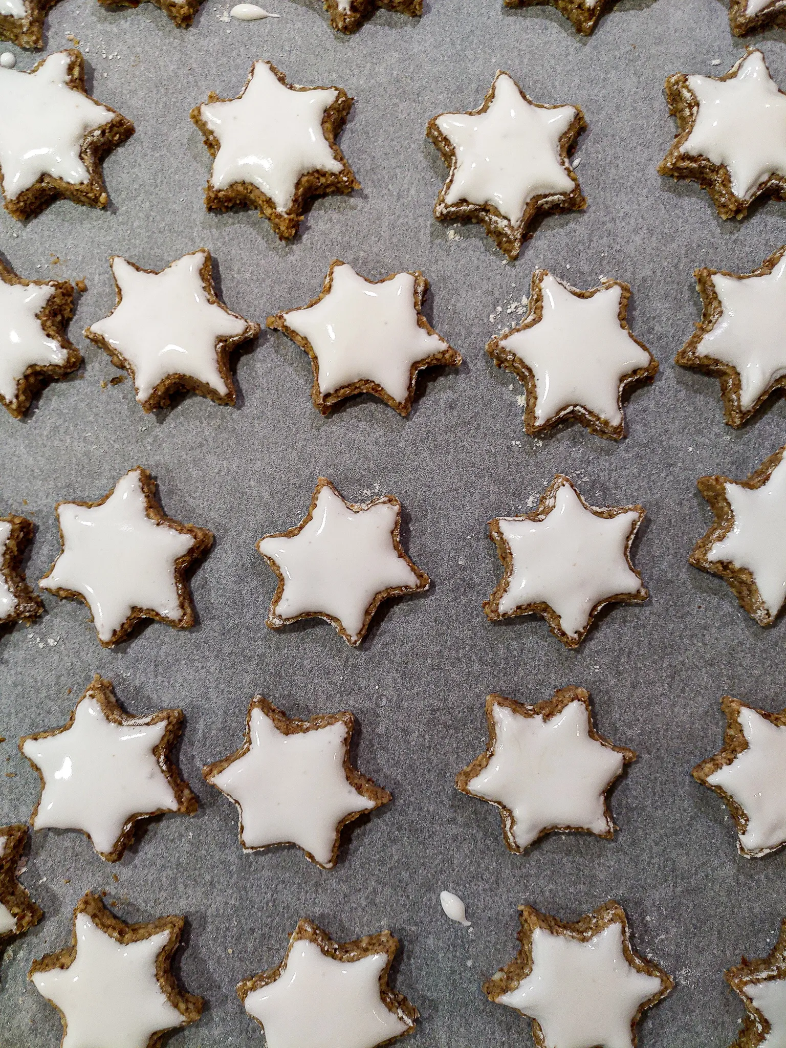 Zimtsterne mit Zuckerguss und Zimtaroma