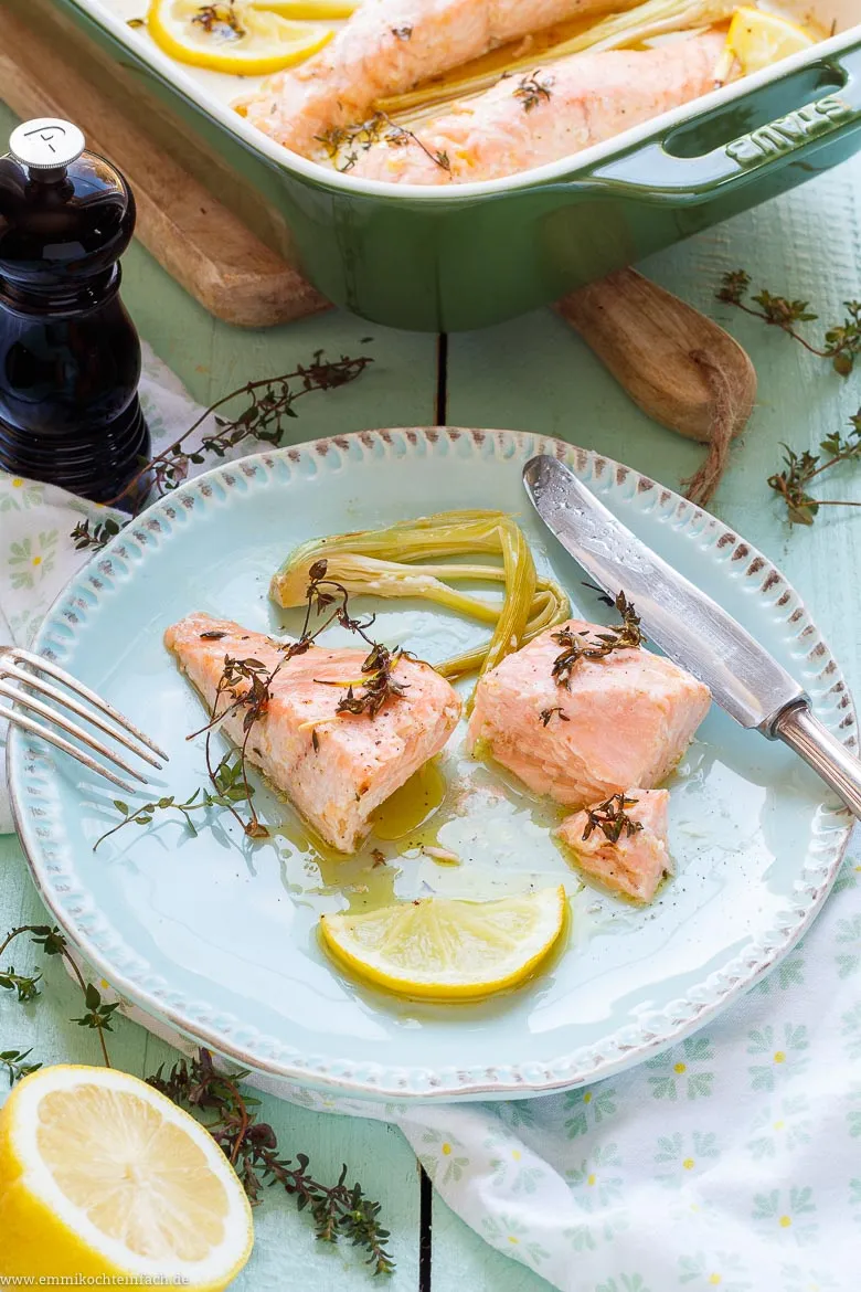 Zitronen Lachs im Ofen servierfertig mit frischem Baguette und Olivenöl – ein schnelles Lachs Rezept