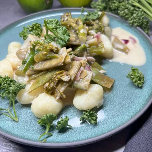 Zitronen und grünes Gemüse sind reich an entzündungshemmenden Antioxidantien, was dieses Gericht zu einem idealen Arthrose Ernährung Rezept macht.