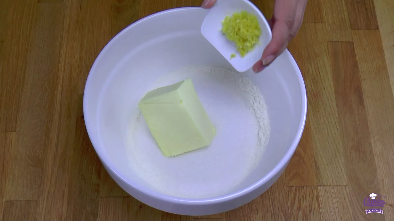 Zitronenabrieb verfeinert den Teig