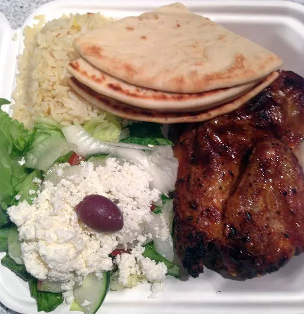 Zitronenhähnchen-Teller mit griechischem Salat, Reis und Pitabrot im Santorini Grill