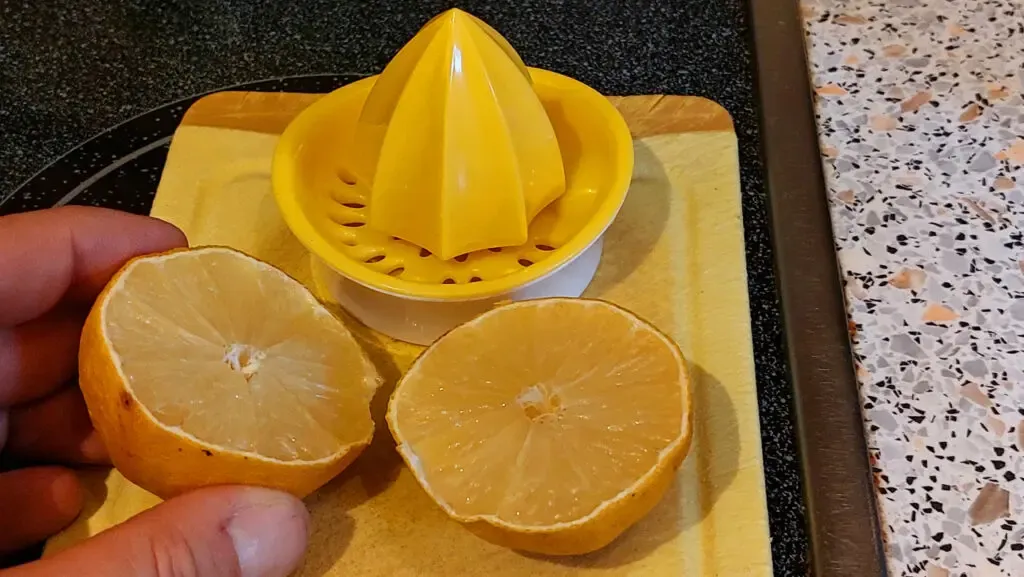 Zitronensaft auspressen