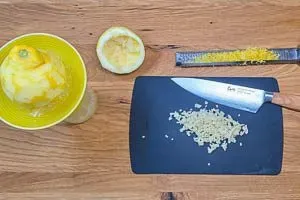Zitronenschale abreiben und Knoblauch würfeln für die Marinade