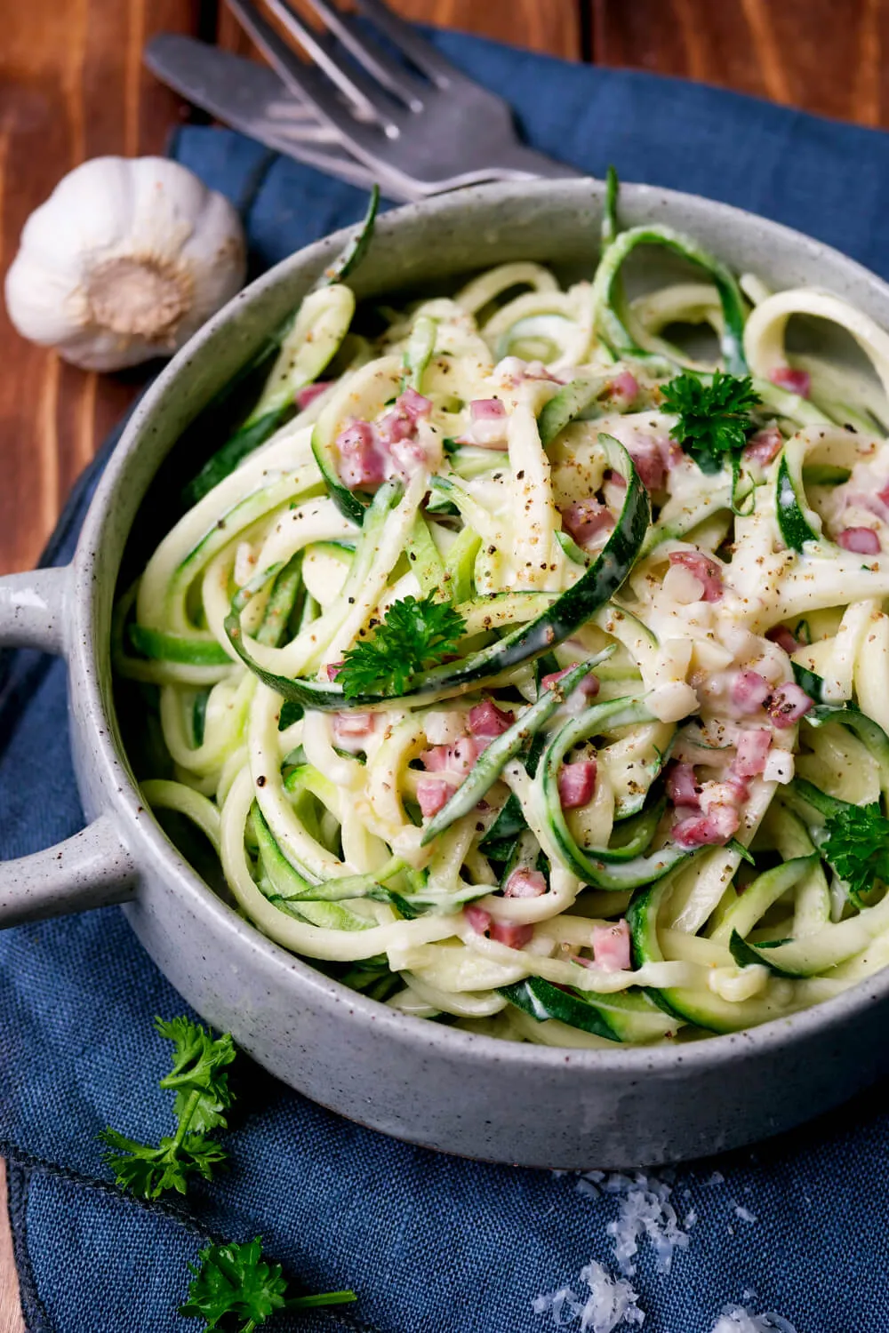 Zoodles Carbonara als leichtes und gesundes Gericht mit Speck und Parmesan