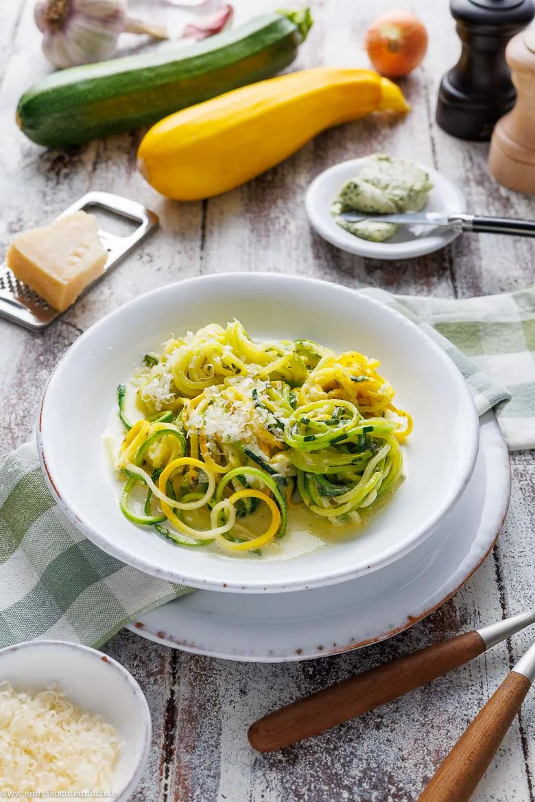 Zoodles – Zucchini-Nudeln in cremiger Sauce fertig angerichtet