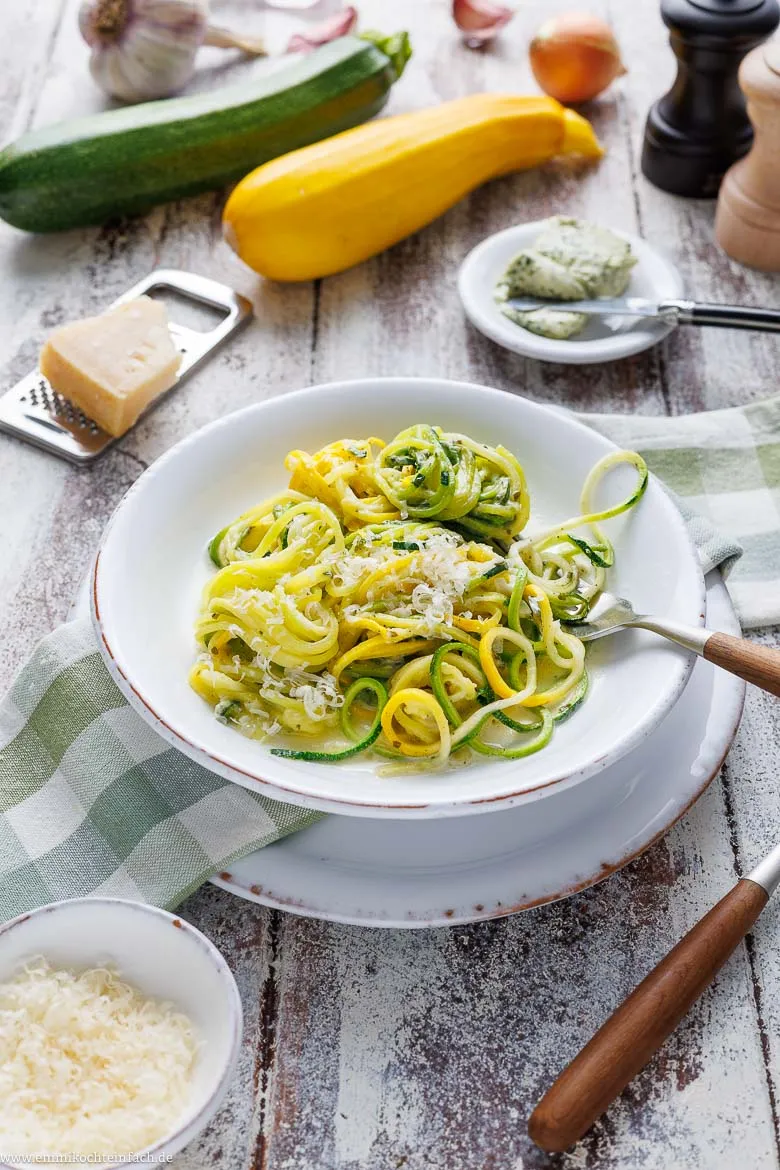 Zoodles – Zucchini-Spaghetti in cremiger Sauce im Topf