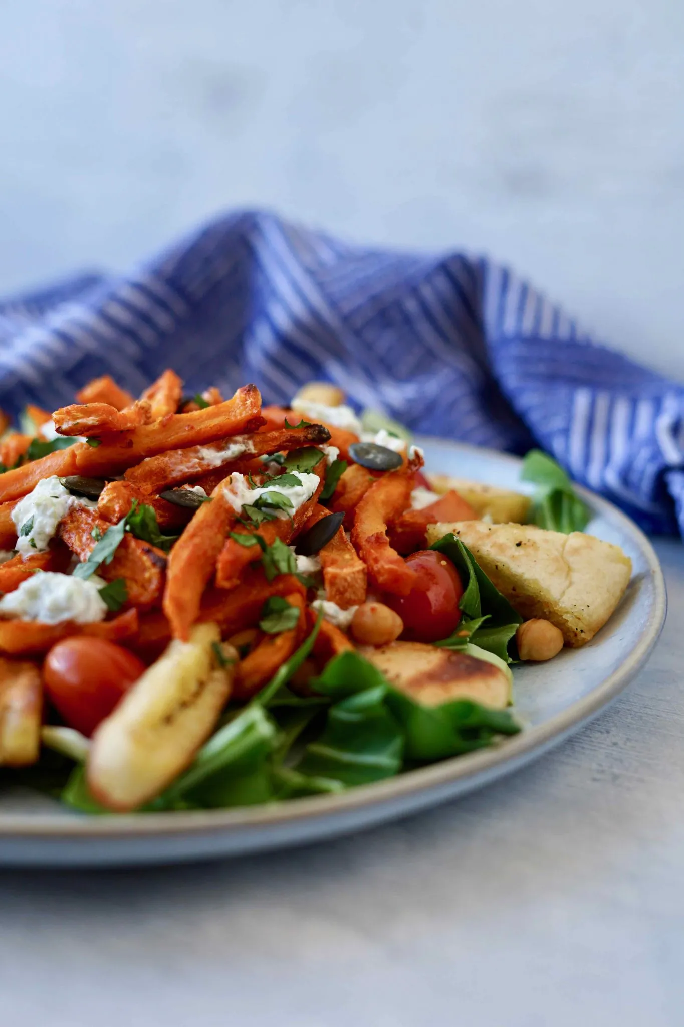 Zubereitetes Süßkartoffel-Pommes Gericht im Streetfood Stil