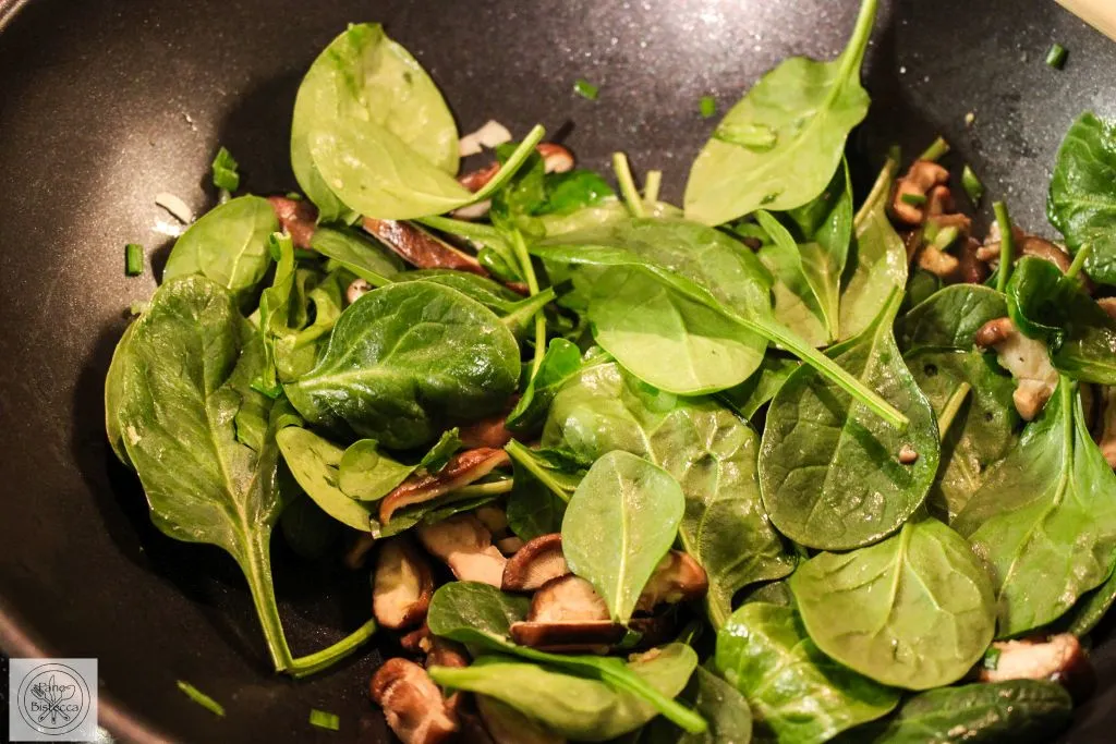 Zubereitung der cremigen Tahinisauce für die Spinat Nudeln in einer Schüssel