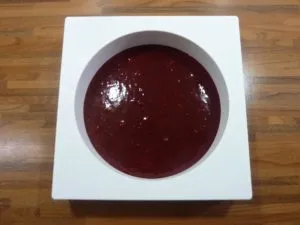 Zubereitung der Himbeerschicht für die feine Geburtstagstorte