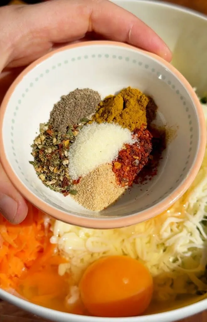 Zubereitung der Low Carb Wrap-Mischung: Das Gemüse wird mit Eiern und Käse verrührt