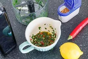 Zubereitung der mediterranen Öl-Mischung mit Knoblauch, Chili, Zitrone und Petersilie für die Garnelen-Spaghetti