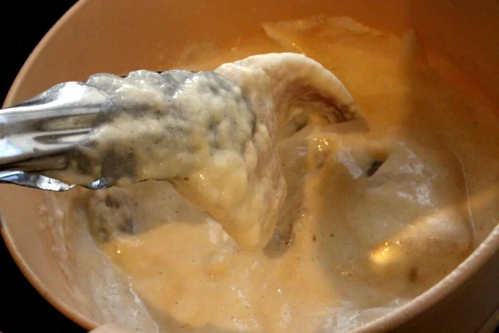 Zubereitung des cremigen Bierteigs mit Mehl, Bier und Eigelb für knusprigen Fisch