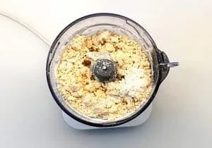 Zubereitung des Mürbeteigs für Zwiebelkuchen im Blitzhacker