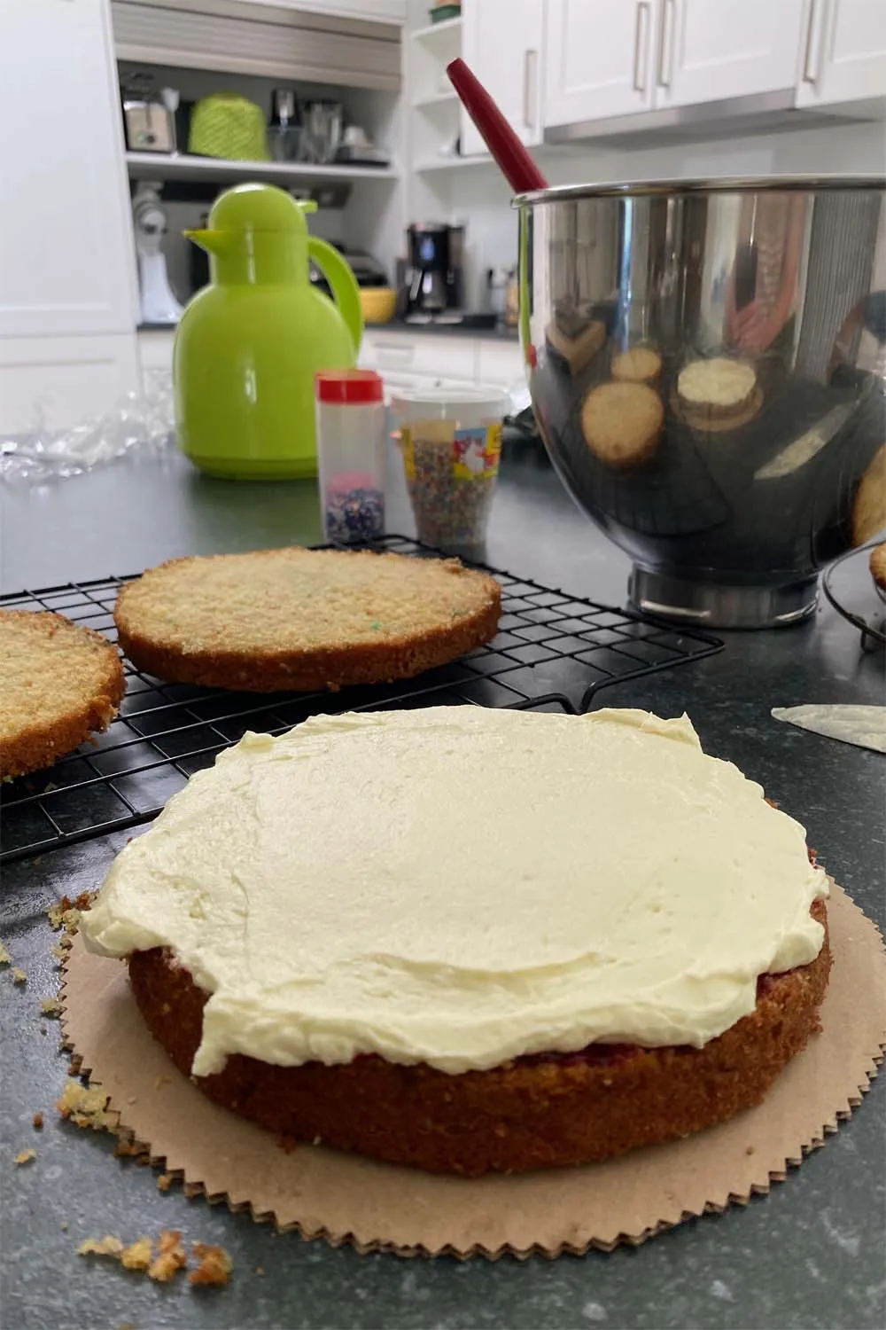 Zubereitung des Teigs für den amerikanischen Geburtstagskuchen mit bunten Funfetti-Streuseln