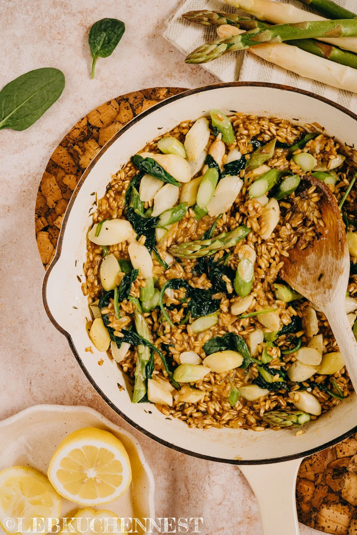 Zubereitung eines cremigen Hafer-Spargel-Risottos mit frischem Spinat