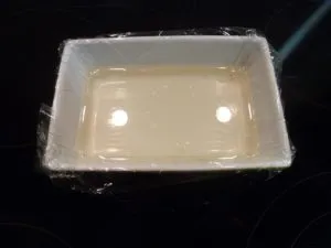 Zubereitung von Proseccogelee-Würfeln zur Dekoration einer feinen Torte