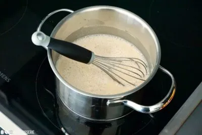 Zubereitungsschritt 1: Vanillecreme kochen für die Flockensahnetorte