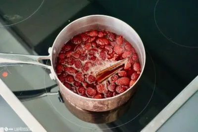 Zubereitungsschritt 2: Rhabarber-Himbeer-Kompott kochen als Füllung für die Flockensahnetorte