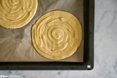 Zubereitungsschritt 6: Brandmasse auf Backpapier aufdressieren für die Flockensahnetorte