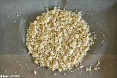 Zubereitungsschritt 7: Streusel auf dem Brandmasseboden verteilen und backen