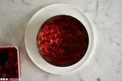 Zubereitungsschritt 8: Kompott auf den ersten Brandmasseboden verstreichen