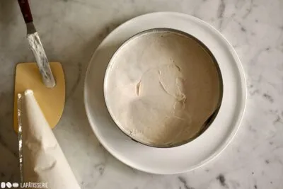 Zubereitungsschritt 9: Vanillecreme aufschlagen und auf dem Tortenboden verteilen