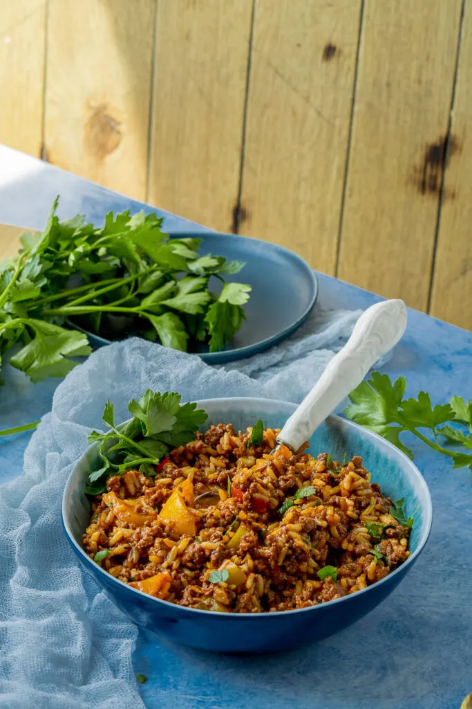 Zubereitungsschritt: Hackfleisch-Reis-Eintopf köchelt im Topf mit Paprika
