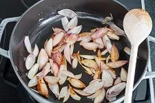 Zubereitungsschritt: Schalotten werden mit braunem Zucker in der Pfanne goldbraun gedünstet als Basis für die schnelle Soße.