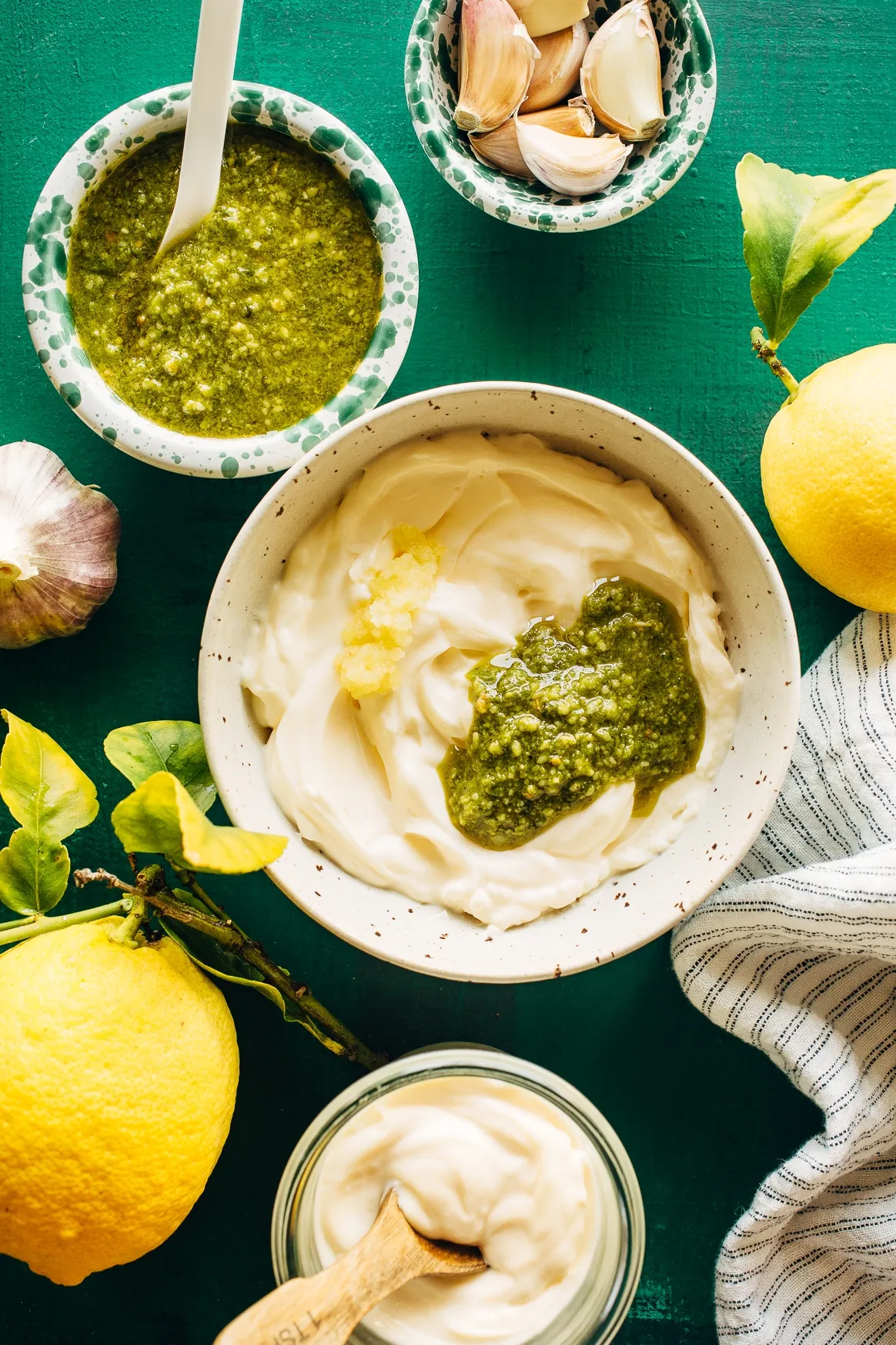 Zubereitungsschritte für Pesto Aioli: Frischer Knoblauch wird zu Mayonnaise und Pesto gerieben, um das Aioli Rezept zu verfeinern