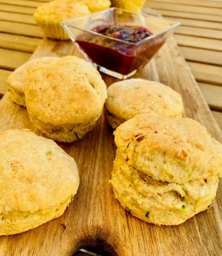 Zucchini Feta Scones nach Jamie Oliver.