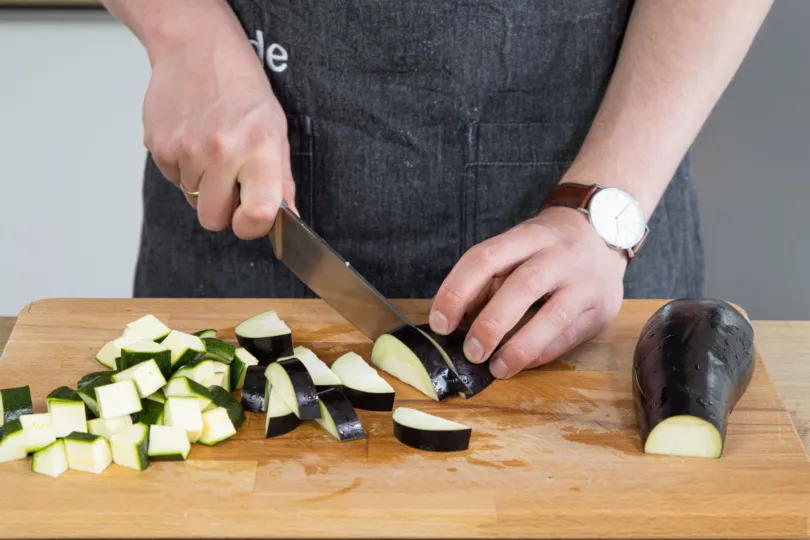 Zucchini in Stücke geschnitten bereit zur Tajine-Zubereitung