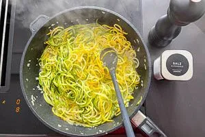 Zucchini-Spiralen in der Pfanne anbraten