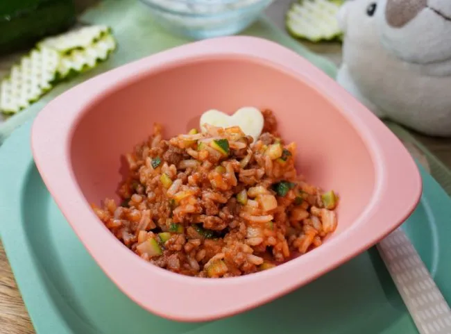 Zucchinipfanne mit Hackfleisch und Reis, vollwertige Mahlzeit