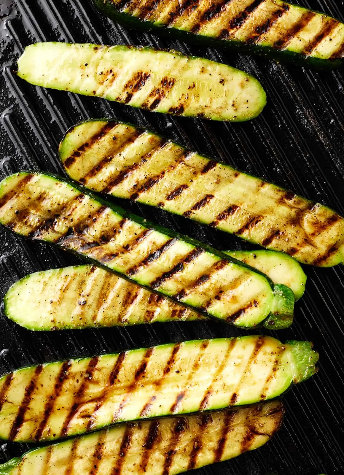 Zucchinischeiben auf dem Grillrost