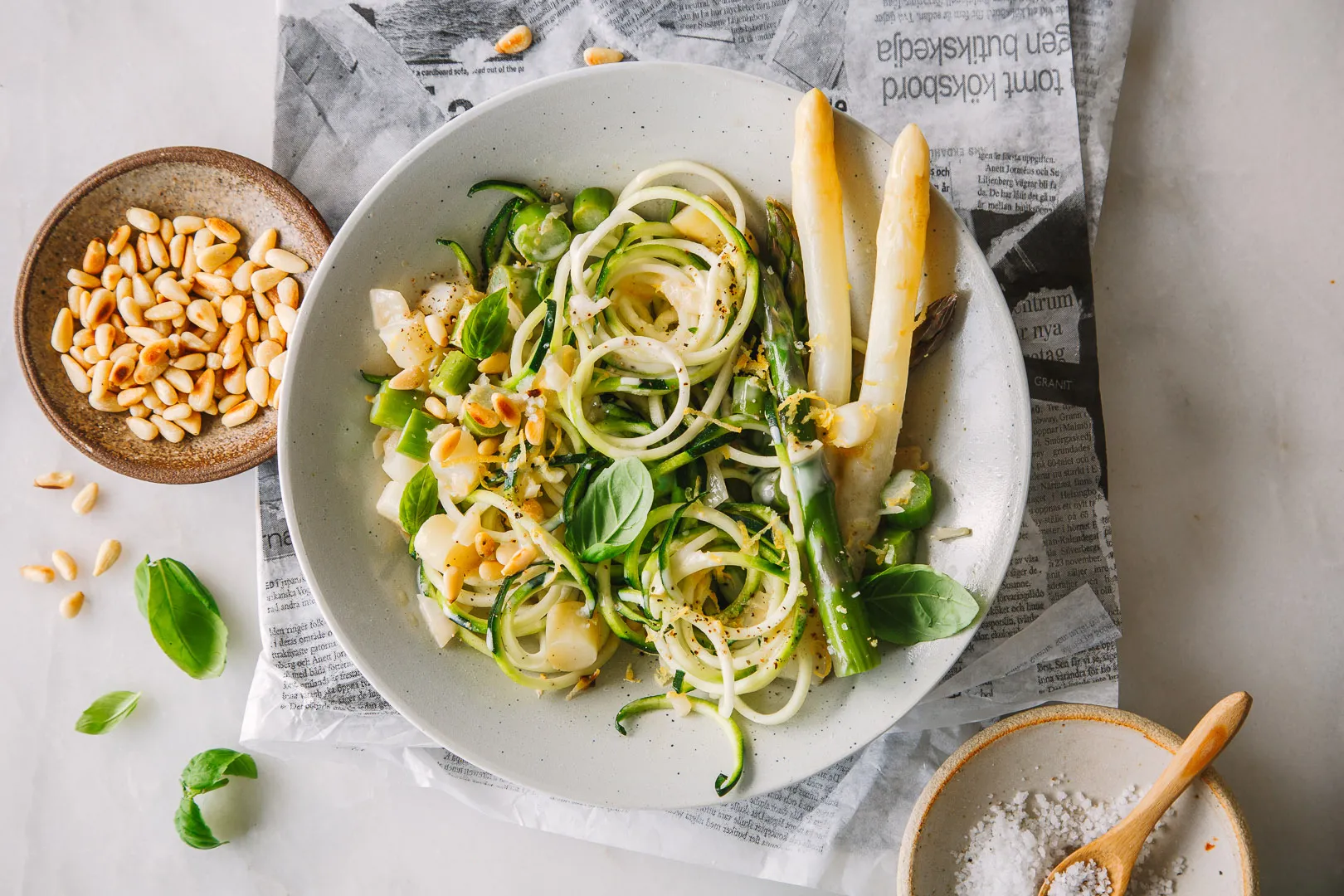 Zucchinispaghetti mit cremiger Spargelsoße und Pinienkernen