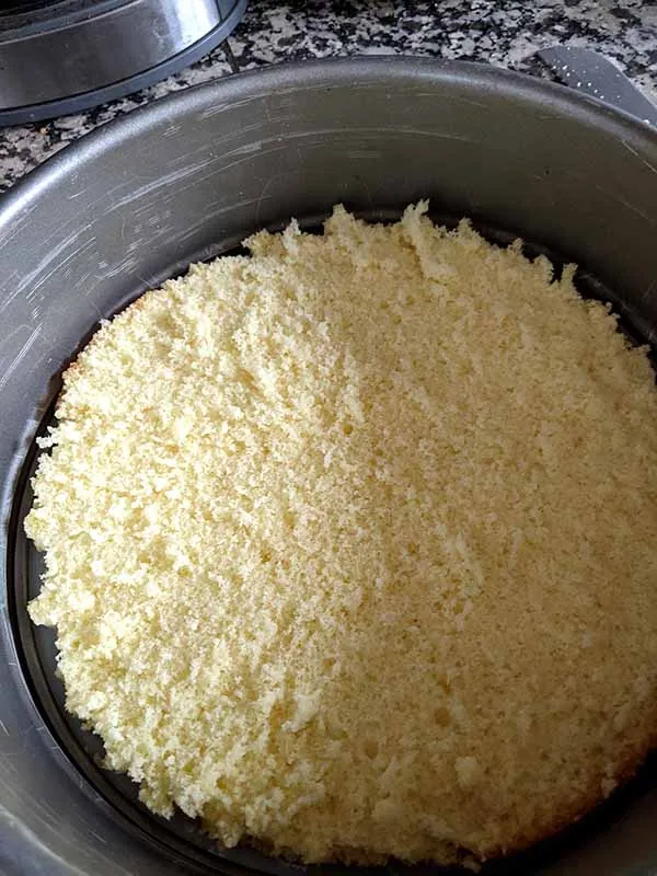 Zucker-Gelatine-Mischung für die Sahnefüllung in einer Schüssel