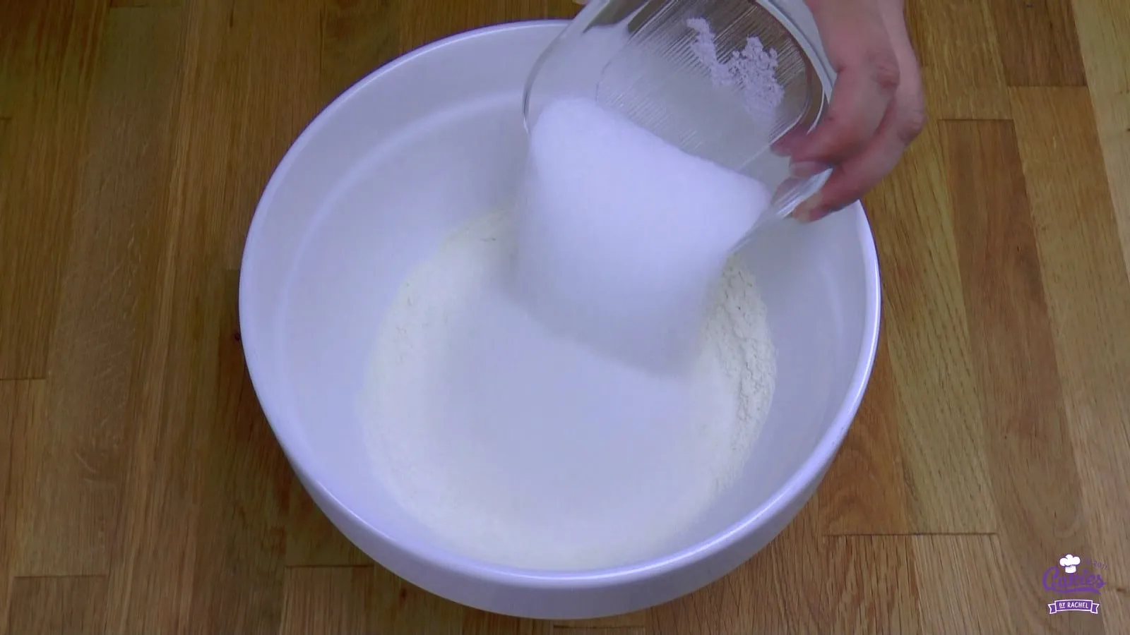 Zucker und Salz werden hinzugefügt