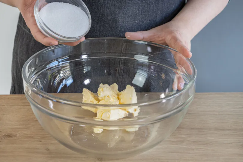 Zucker und Vanillezucker werden zur Margarine-Masse gegeben