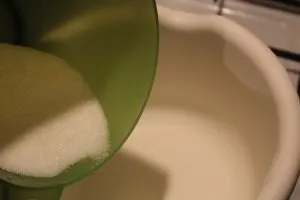 Zucker wird in eine Rührschüssel gegeben