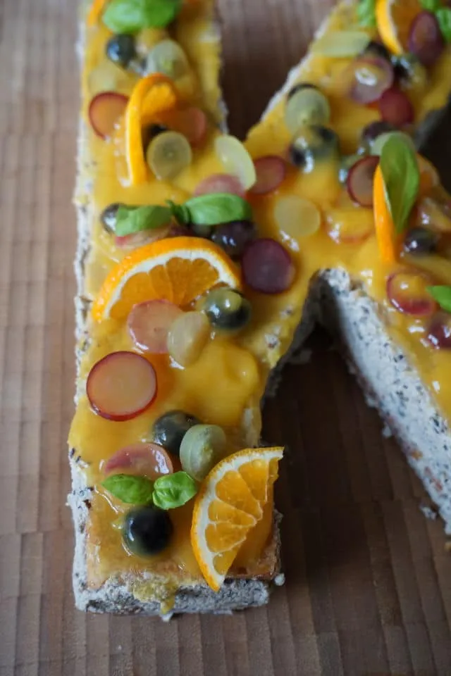 Zuckerfreier Geburtstagskuchen in Fischform mit Früchten