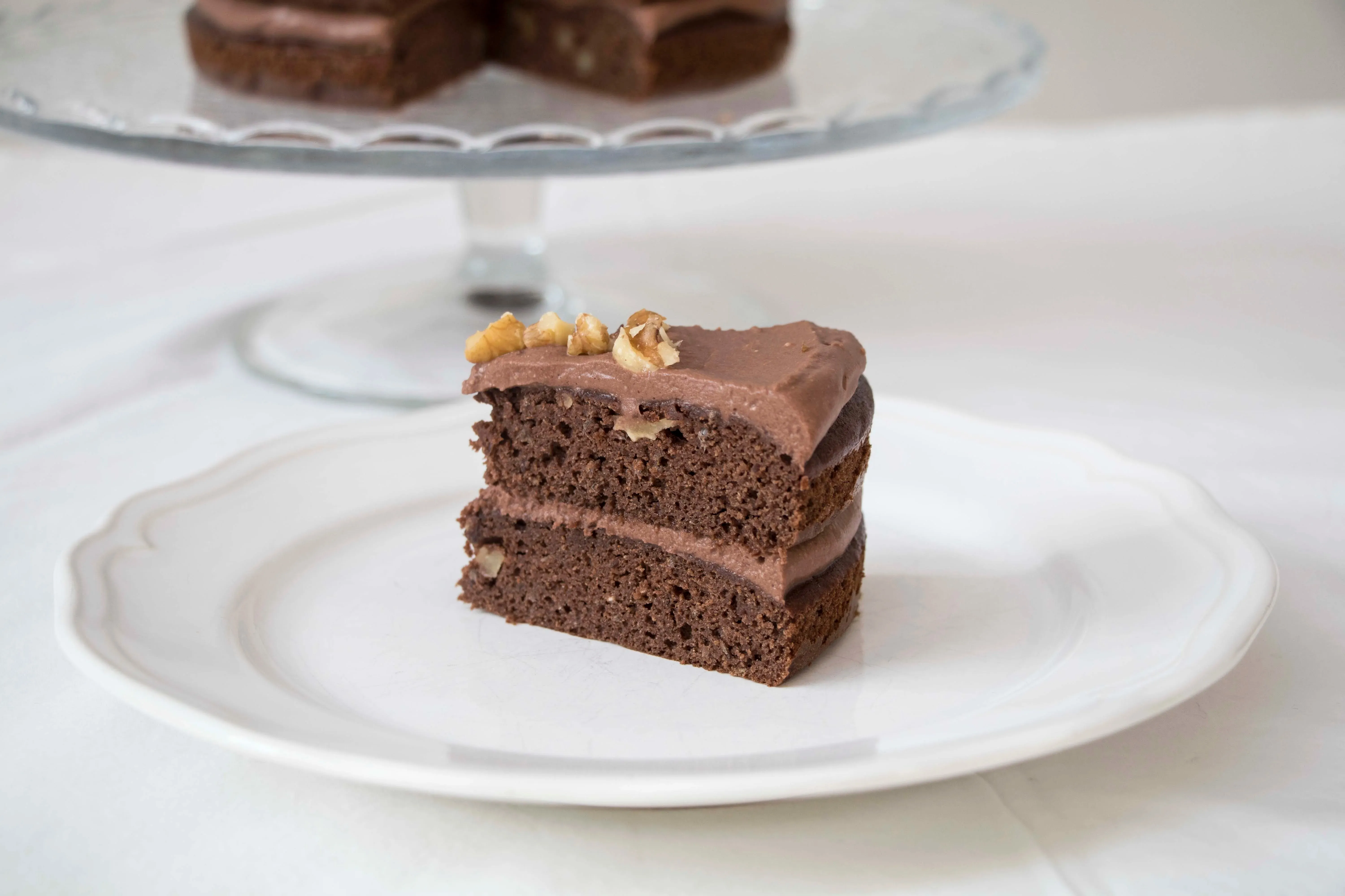 Zuckerfreier Schokoladenkuchen, frisch gebacken und perfekt geteilt, bereit für die Glasur.