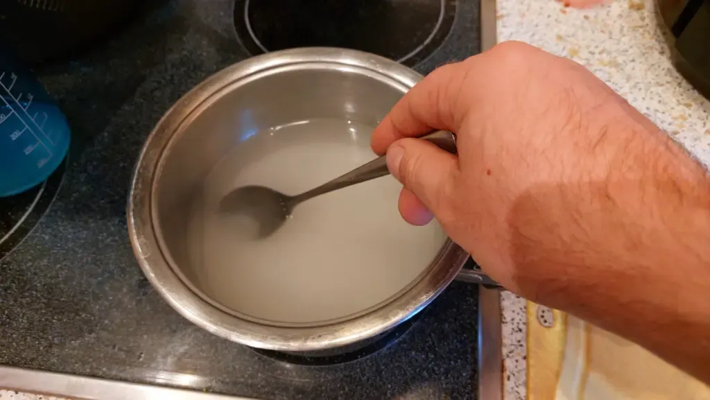 Zuckerwasser wird im Topf erhitzt