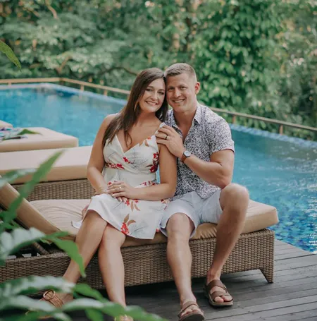 Zufriedene Kunden lächeln nach einer erfolgreichen Buchung bei ihrem Reiseunternehmen für eine Deutschlandreise.