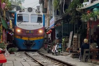Zug in der Train Street in Hanoi, Vietnam