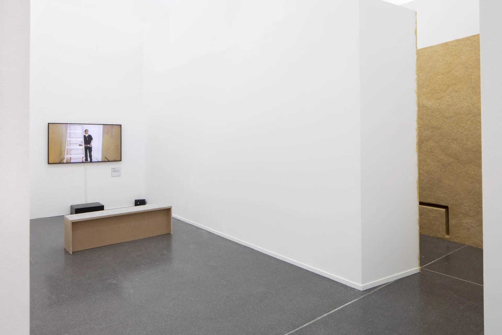 Zum Werk „Passing Traces“ gehört auch ein Making-Of-Video, das im Raum nebenan angeschaut werden kann.