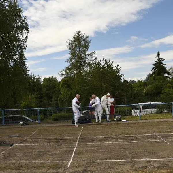 Zuschauer beobachten gespannt die Fechtwettkämpfe im Rahmen der Jahnmehrkämpfe