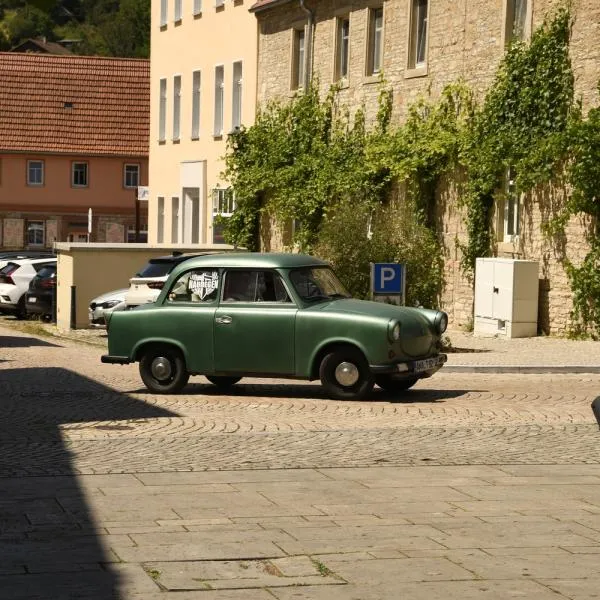 Zuschauer bewundern die historischen Fahrzeuge während der Oldtimer-Parade