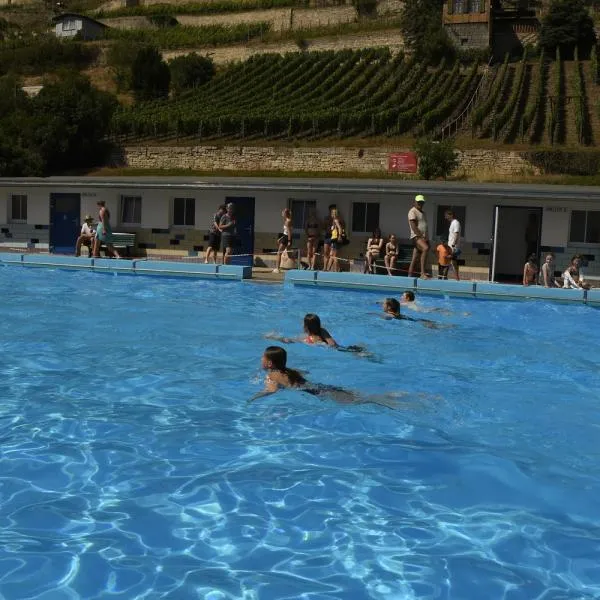 Zuschauer feuern die Schwimmer beim letzten Wettkampf an