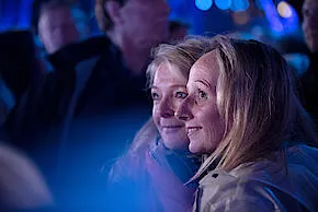 Zuschauer lassen sich von traditioneller deutscher Kochkunst verzaubern.